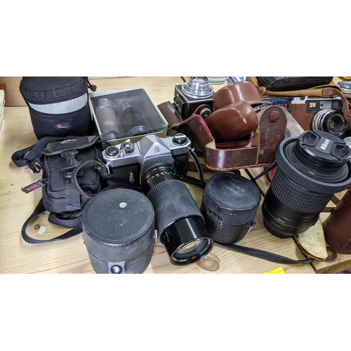 278 - Photographic cameras and lenses to include a Yashica 35W, Asahi Pentax Spotmatic, Beirette Junior II... 