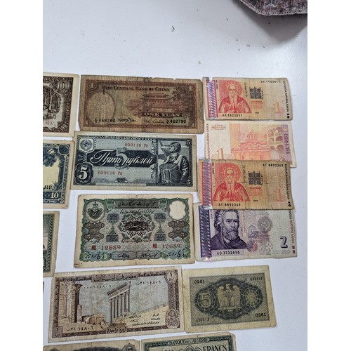 112 - World Banknotes - A very large collection of early - late 20th Century Banknotes to include, George ... 