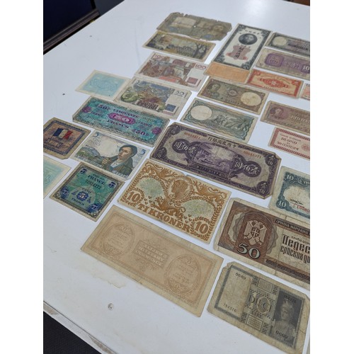 112 - World Banknotes - A very large collection of early - late 20th Century Banknotes to include, George ... 