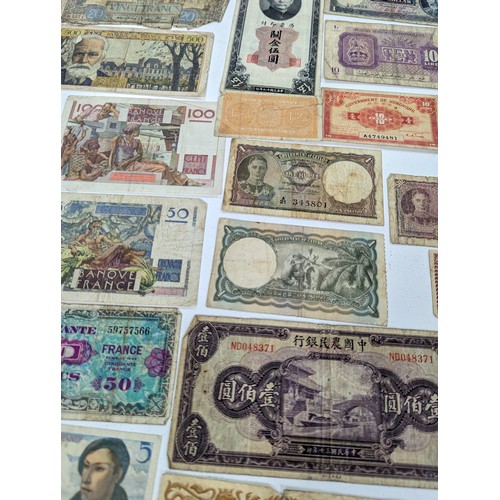 112 - World Banknotes - A very large collection of early - late 20th Century Banknotes to include, George ... 