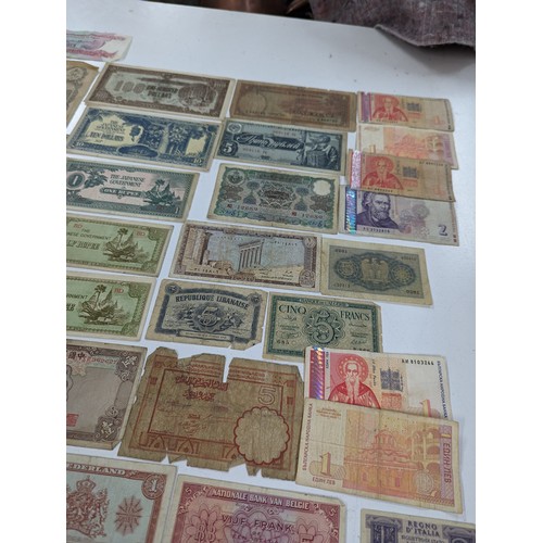 112 - World Banknotes - A very large collection of early - late 20th Century Banknotes to include, George ... 