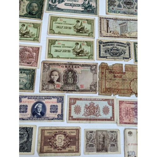 112 - World Banknotes - A very large collection of early - late 20th Century Banknotes to include, George ... 