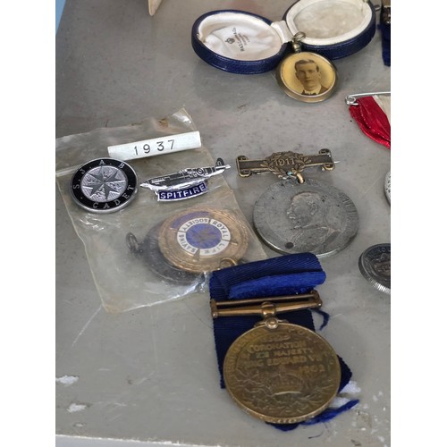 407 - A mixed lot of interest to include a cased set of 5 silver school medals and chain, a piece of cloth... 