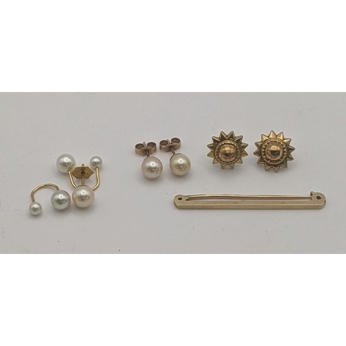 239 - Mixed jewellery to include a 9ct gold bar brooch, a pair of 9ct pearl stud earrings, a pair of 9ct s... 