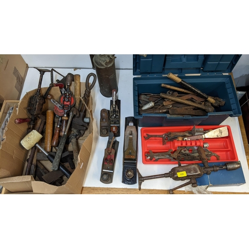 199 - Tools to include a Stanley woodworking plane, drills, hammers and other items Location:G
If there is... 