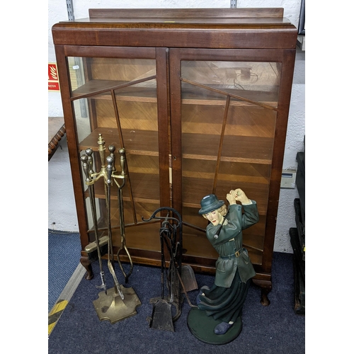 423 - A mid 20th century walnut veneered two door display cabinet, 128.5cm h x 93.5cm w, together with two... 