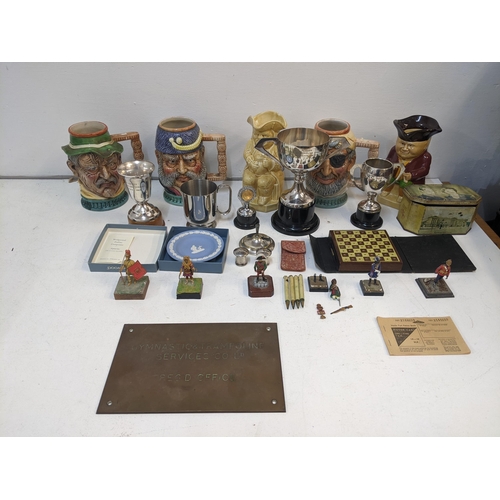 442 - Mixed collectables to include five Toby jugs, various trophies, a Wedgwood Zodiac Compotier-Aquarius... 