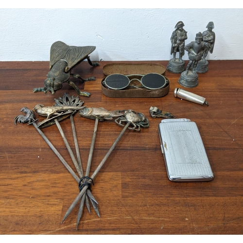 456 - A large model of a fly with some metal cased sunglasses/spectacles, a cheroot holder, a cigar/cigare... 