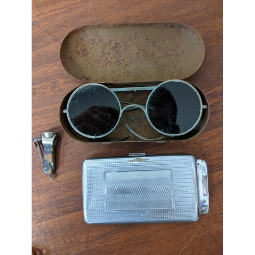 456 - A large model of a fly with some metal cased sunglasses/spectacles, a cheroot holder, a cigar/cigare... 