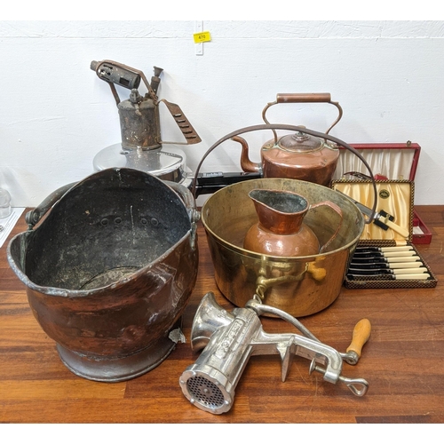 470 - Miscellaneous metalware to include a coal scuttle, a copper kettle, pressure cooker and other items
... 