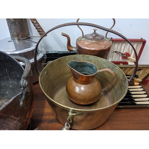 470 - Miscellaneous metalware to include a coal scuttle, a copper kettle, pressure cooker and other items
... 