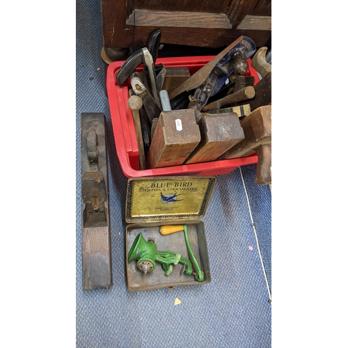 487 - ** THIS LOT IS WITHDRAWN** ITis LOT 282 IN THIS WEEK AUCTION  Mixed tools to include vintage woodwor... 