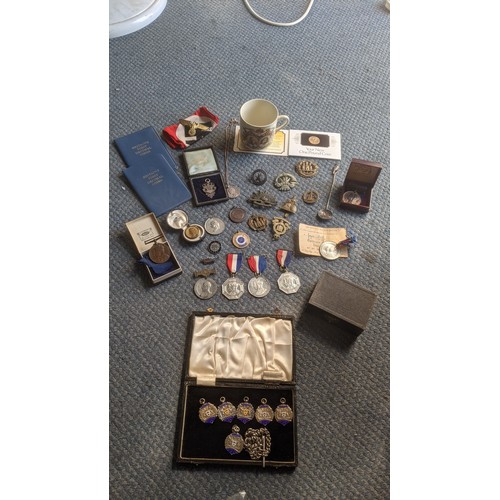 407 - A mixed lot of interest to include a cased set of 5 silver school medals and chain, a piece of cloth... 