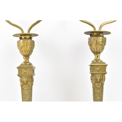 159 - Railwayana interest - A pair of early 20th century Pullman brass table lamps, each in the neo classi... 