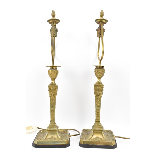 159 - Railwayana interest - A pair of early 20th century Pullman brass table lamps, each in the neo classi... 