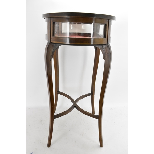 195 - An Edwardian mahogany and marquetry inlaid vitrine display table, of oval form, boxwood inlaid with ... 