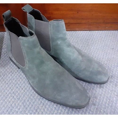 96 - A pair of Asos grey suede Chelsea boots size 9.5 together with a pair of M&S Collezione gents gloves... 