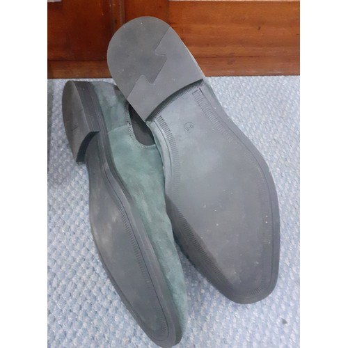 96 - A pair of Asos grey suede Chelsea boots size 9.5 together with a pair of M&S Collezione gents gloves... 