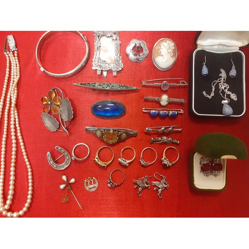 63 - A quantity of vintage jewellery to include an engraved silver hinged bangle, a white metal framed ca... 