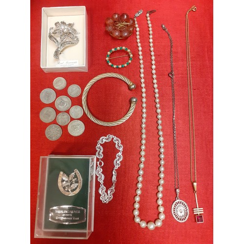 86 - A quantity of vintage costume jewellery to include a simulated, pearl necklace, a silver pendant, a ... 