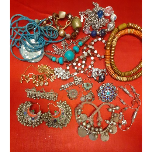 90 - A mixed lot comprising costume jewellery, vintage shirt collars, fashion scarves, watches A/F, simul... 