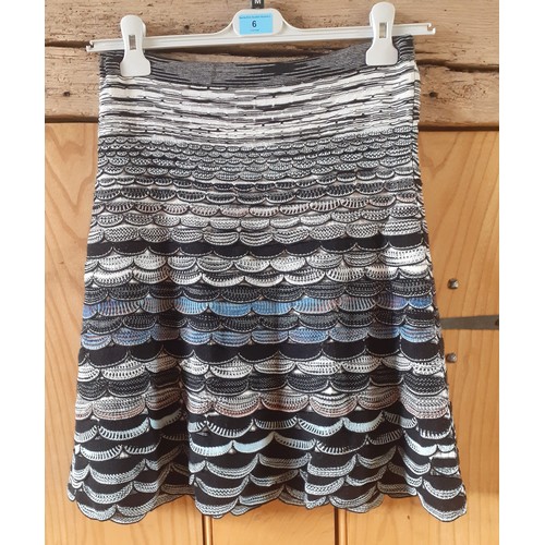 6 - Missoni- A modern midi length skirt in black, white and blue having a wave pattern, size 42, (elasti... 