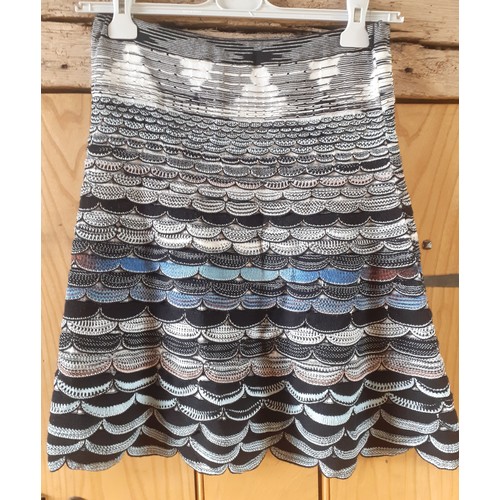 6 - Missoni- A modern midi length skirt in black, white and blue having a wave pattern, size 42, (elasti... 