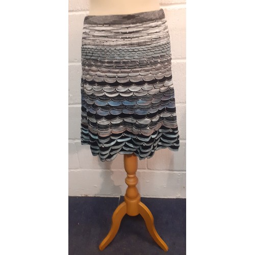 6 - Missoni- A modern midi length skirt in black, white and blue having a wave pattern, size 42, (elasti... 