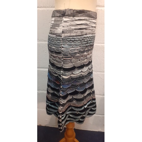 6 - Missoni- A modern midi length skirt in black, white and blue having a wave pattern, size 42, (elasti... 