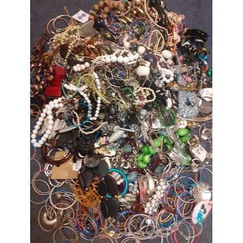 100 - A large quantity of modern costume jewellery to include bangles, bead necklaces and faux pearls. Loc... 