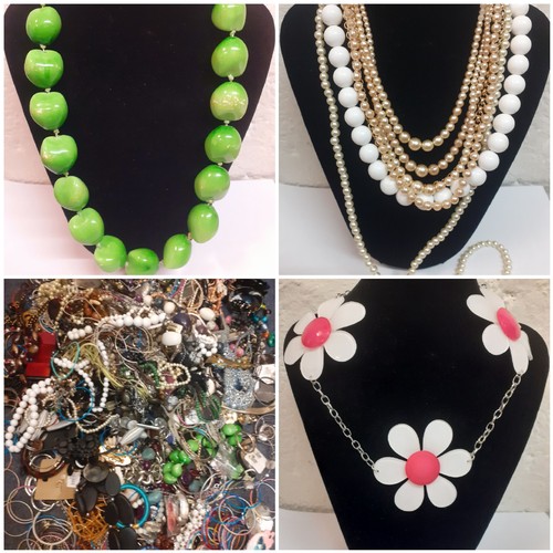 100 - A large quantity of modern costume jewellery to include bangles, bead necklaces and faux pearls. Loc... 