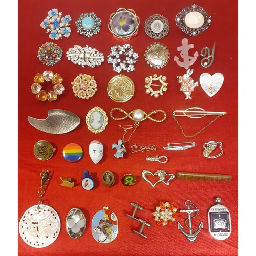 101 - Mixed costume jewellery comprising vintage brooches and clips, gold tone items, fashion jewellery, a... 