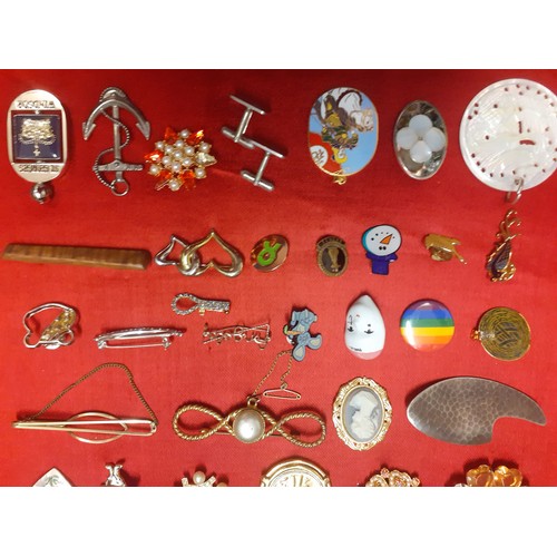 101 - Mixed costume jewellery comprising vintage brooches and clips, gold tone items, fashion jewellery, a... 