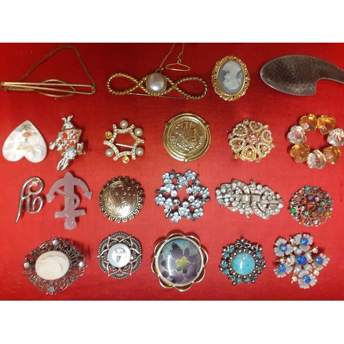 101 - Mixed costume jewellery comprising vintage brooches and clips, gold tone items, fashion jewellery, a... 