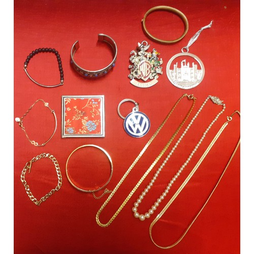 101 - Mixed costume jewellery comprising vintage brooches and clips, gold tone items, fashion jewellery, a... 