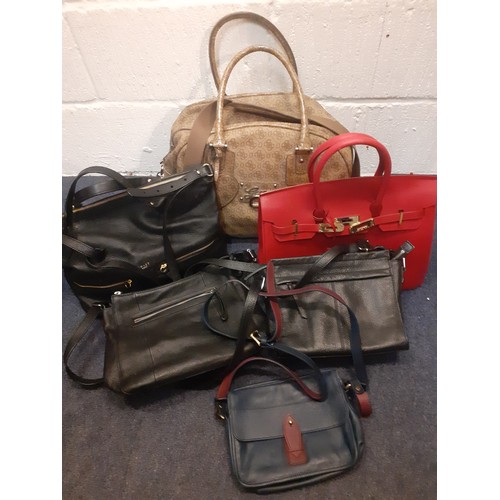 105 - A quantity of fashion bags to include a Guess canvas monogram holdall, a black Radley leather should... 