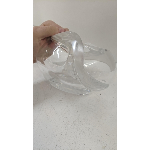 351 - A Lalique Adelaide bowl decorated with two frosted doves
Location: 6-4
If there is no condition repo... 