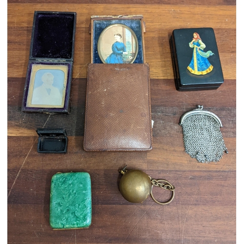 102 - Mixed collectables to include a miniature papier mache snuff box a chain purse, a cased Victorian Pe... 