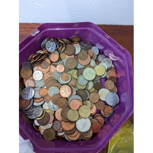 272 - A mixed lot of coins to include a collection of commemorative coins, farthings, half crowns, one shi... 