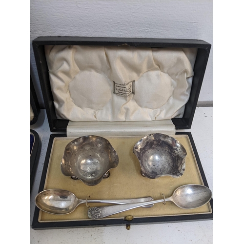 277 - A set of six silver tea spoons and a boxed pair of salts and silver plated spoons, 130.6g
Location: ... 