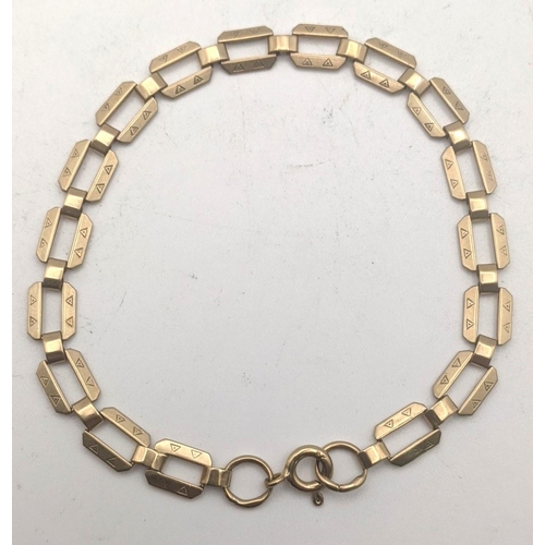 8 - A 9ct gold ladies bracelet 19cm L 5.6g
Location: CAB 6
If there is condition report shown, please re... 