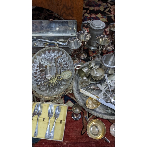 432 - A mixed lot of mainly silver plate to include boxed cutlery, berry spoon, trophies and other items
L... 