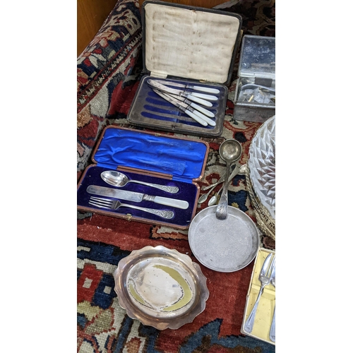 432 - A mixed lot of mainly silver plate to include boxed cutlery, berry spoon, trophies and other items
L... 