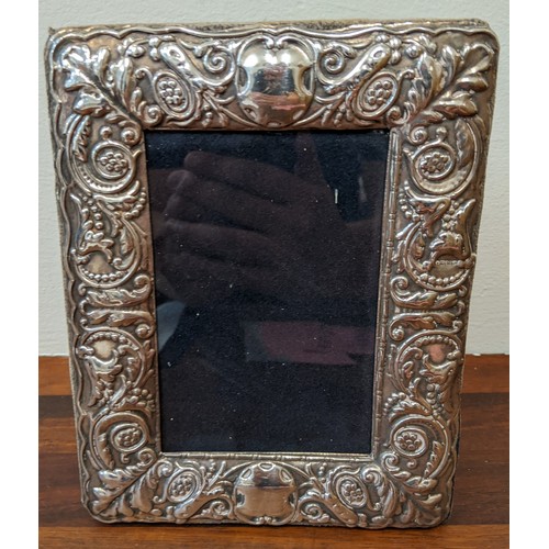 391 - A 20th century embossed silver photograph frame
Location: R2-1
If there is no condition report shown... 