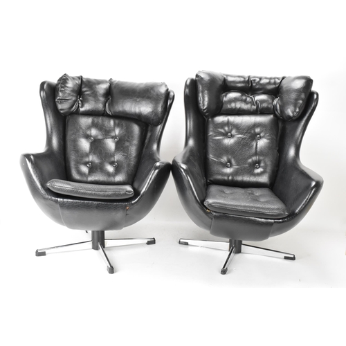 568 - Two Parker Knoll 1980s retro Arne Jacobsen style children's swivel chairs, each with black leather b... 