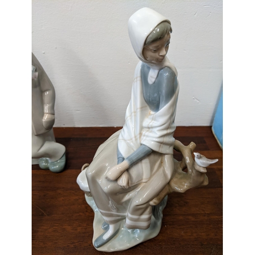 400 - Lladro figures to include 'New Shepherdess', 'Casades Clown', a 'Peace to the World 2003' bell and t... 