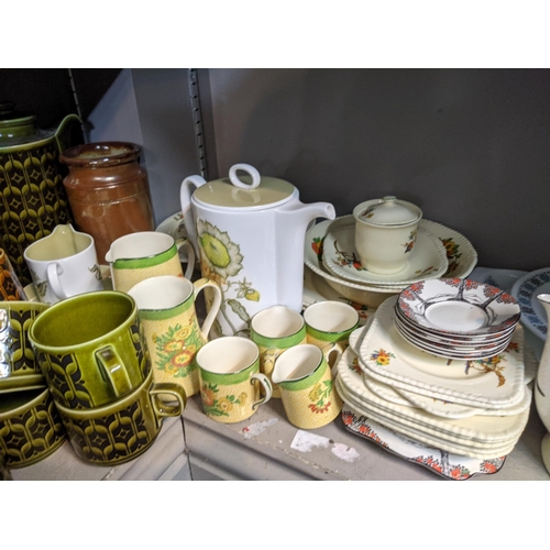 431 - A mixed lot of china to include a Crown Ducal 'Orange Tree' part coffee set, Hornsea Heirloom china ... 