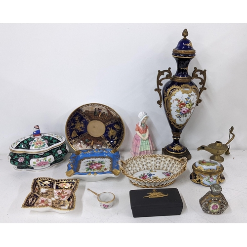 504 - A mixed lot of collectables to include a Wedgwood black basalt trinket box, Limoges ashtray, Herend ... 