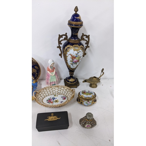 504 - A mixed lot of collectables to include a Wedgwood black basalt trinket box, Limoges ashtray, Herend ... 