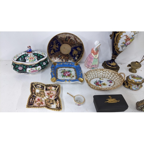 504 - A mixed lot of collectables to include a Wedgwood black basalt trinket box, Limoges ashtray, Herend ... 